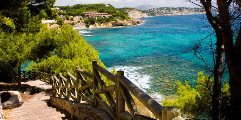 Het verschil tussen de Costa Blanca en de Costa del Sol: welke kust past bij jouw vastgoedplannen?